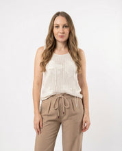 Top traforato in maglia écru con motivo floreale