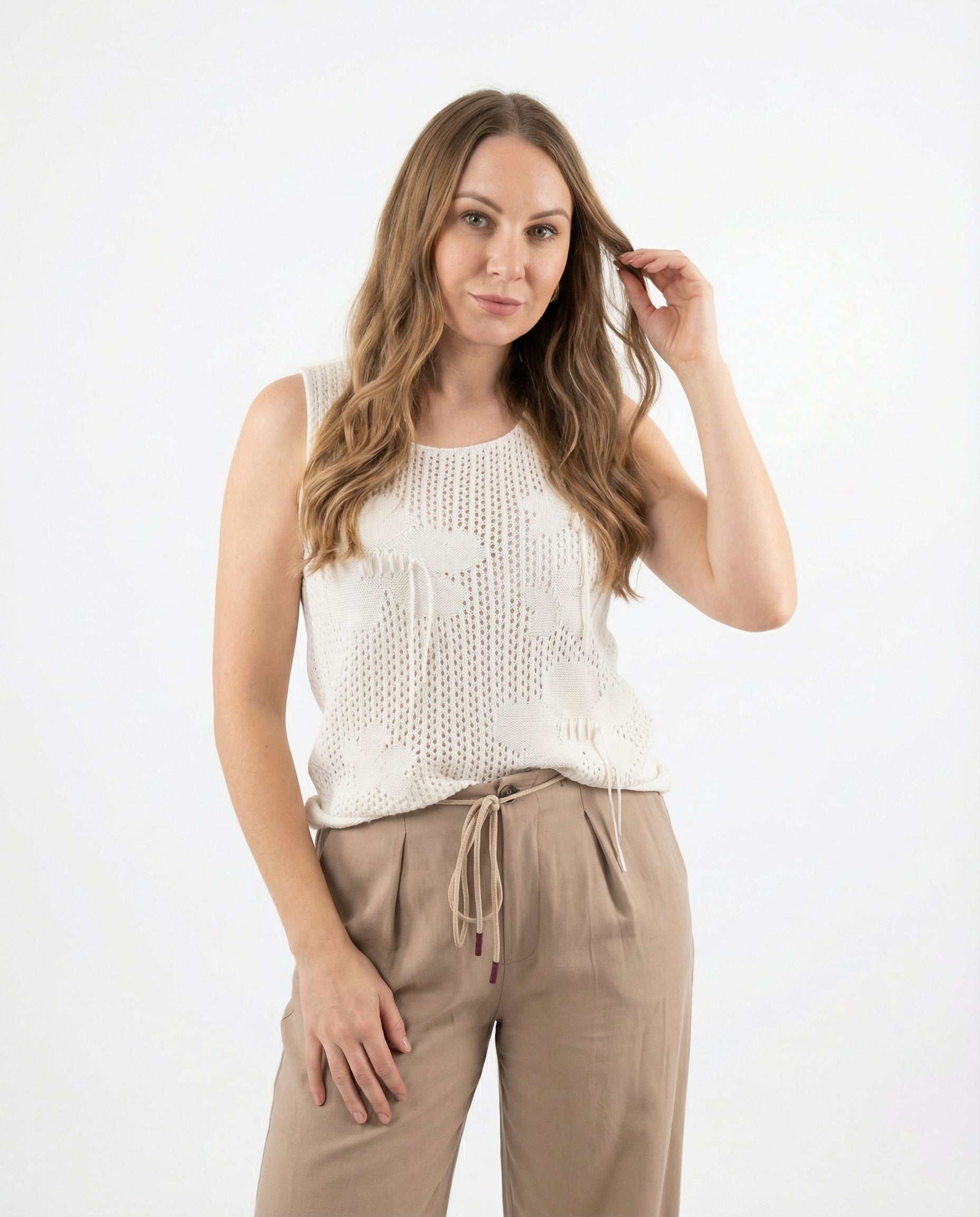 Top traforato in maglia écru con motivo floreale