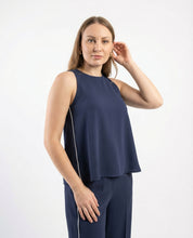 Completo fluido blu navy con profili bianchi