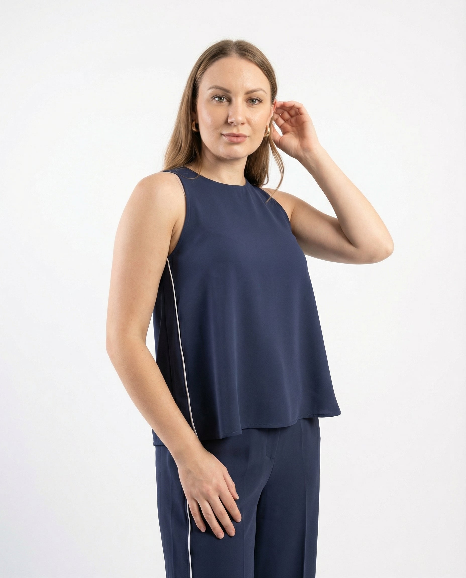 Completo fluido blu navy con profili bianchi