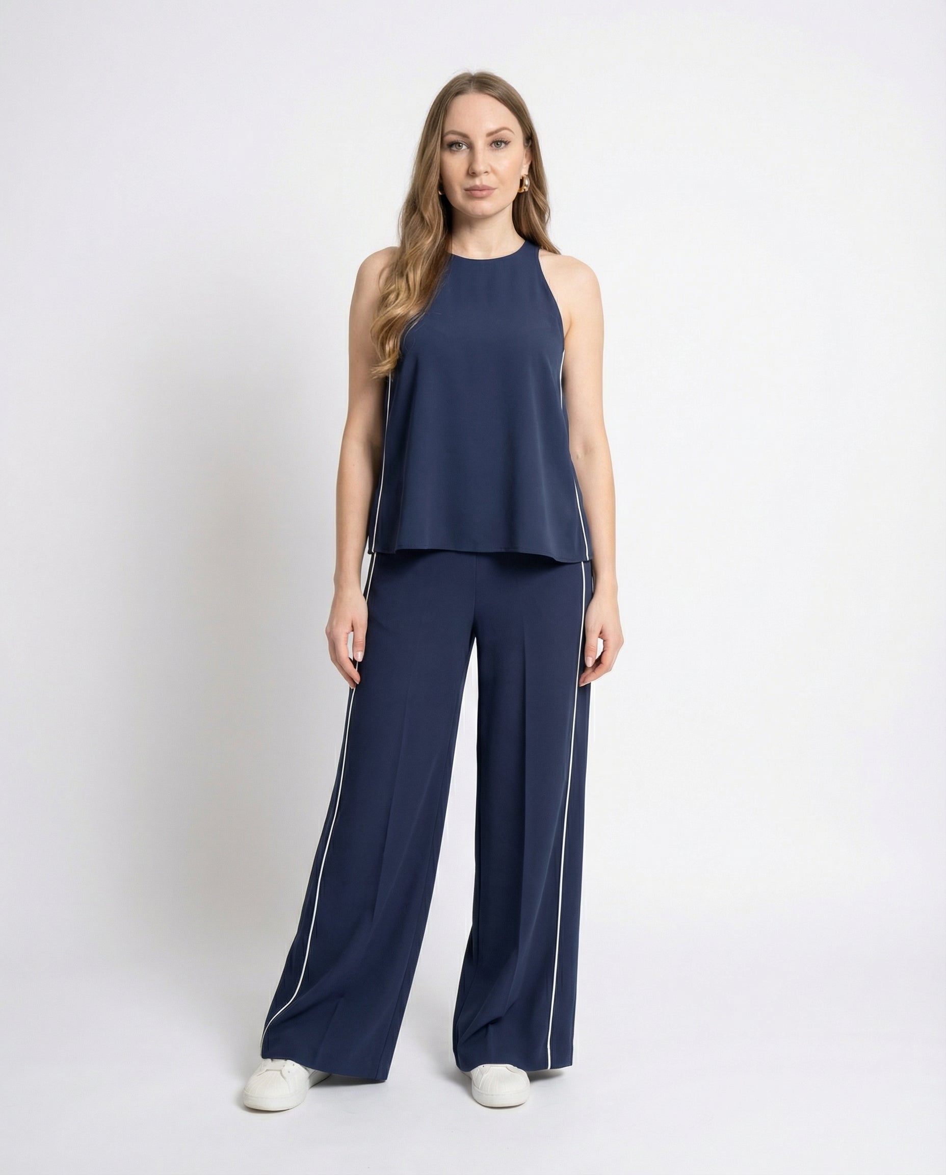 Completo fluido blu navy con profili bianchi