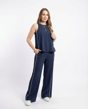 Completo fluido blu navy con profili bianchi