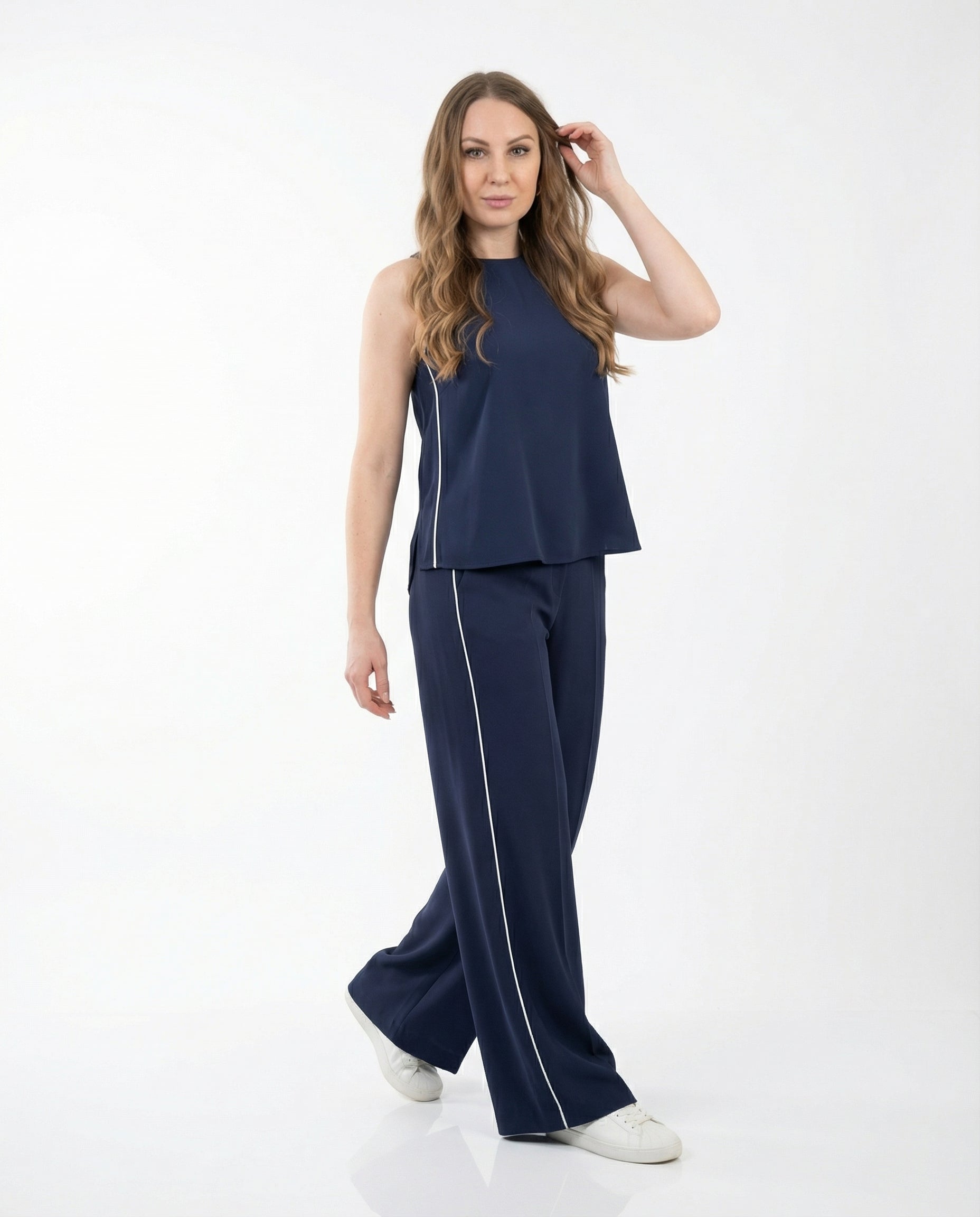 Completo fluido blu navy con profili bianchi