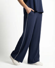 Completo fluido blu navy con profili bianchi