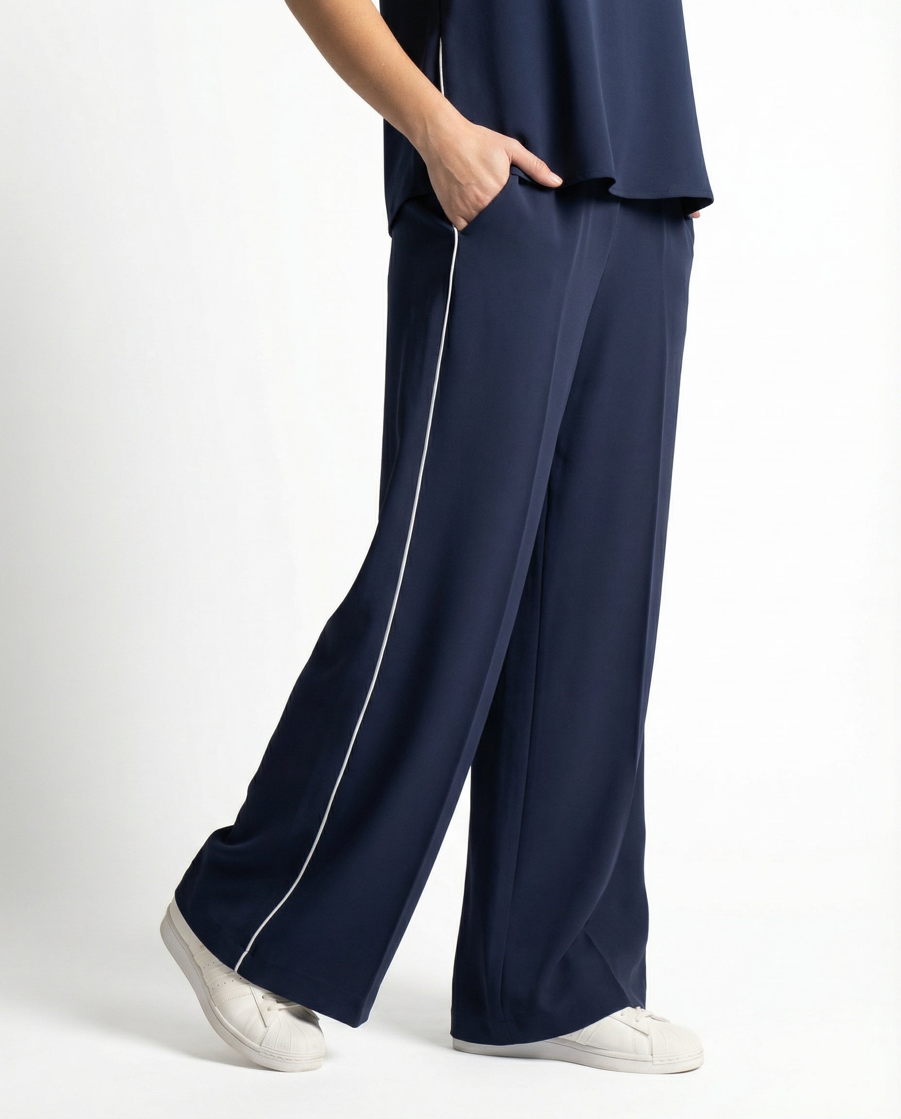 Completo fluido blu navy con profili bianchi