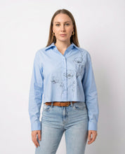Camicia cropped azzurra con stampa floreale