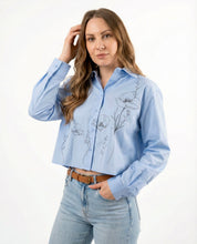 Camicia cropped azzurra con stampa floreale