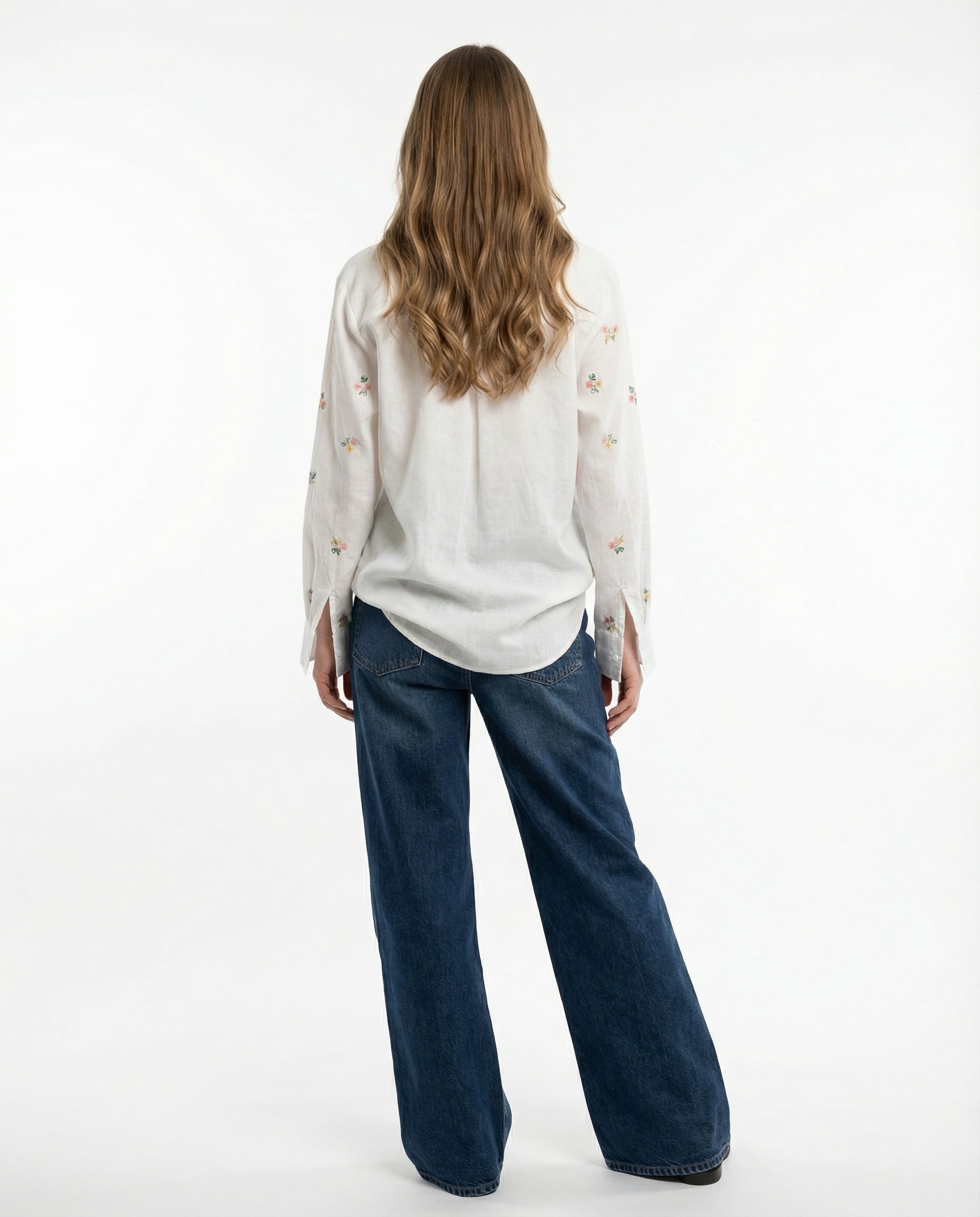 Camicia Bianca con Ricami Floreali