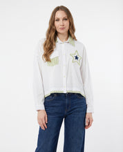 Camicia Bianca con Dettagli Riga Verde e Patch Stella