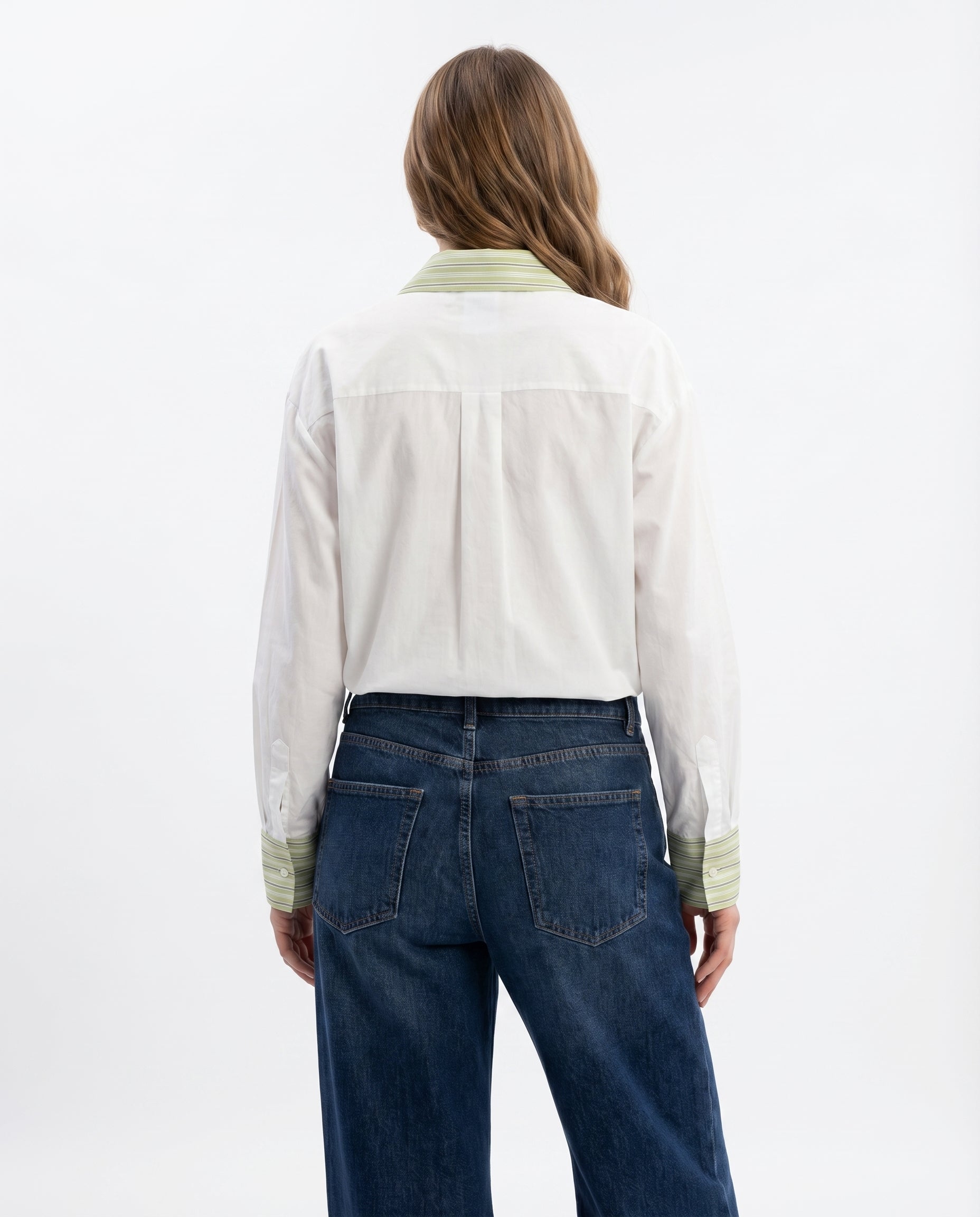 Camicia Bianca con Dettagli Riga Verde e Patch Stella