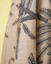 Abito lungo smanicato beige con stampa palme nere Lokita