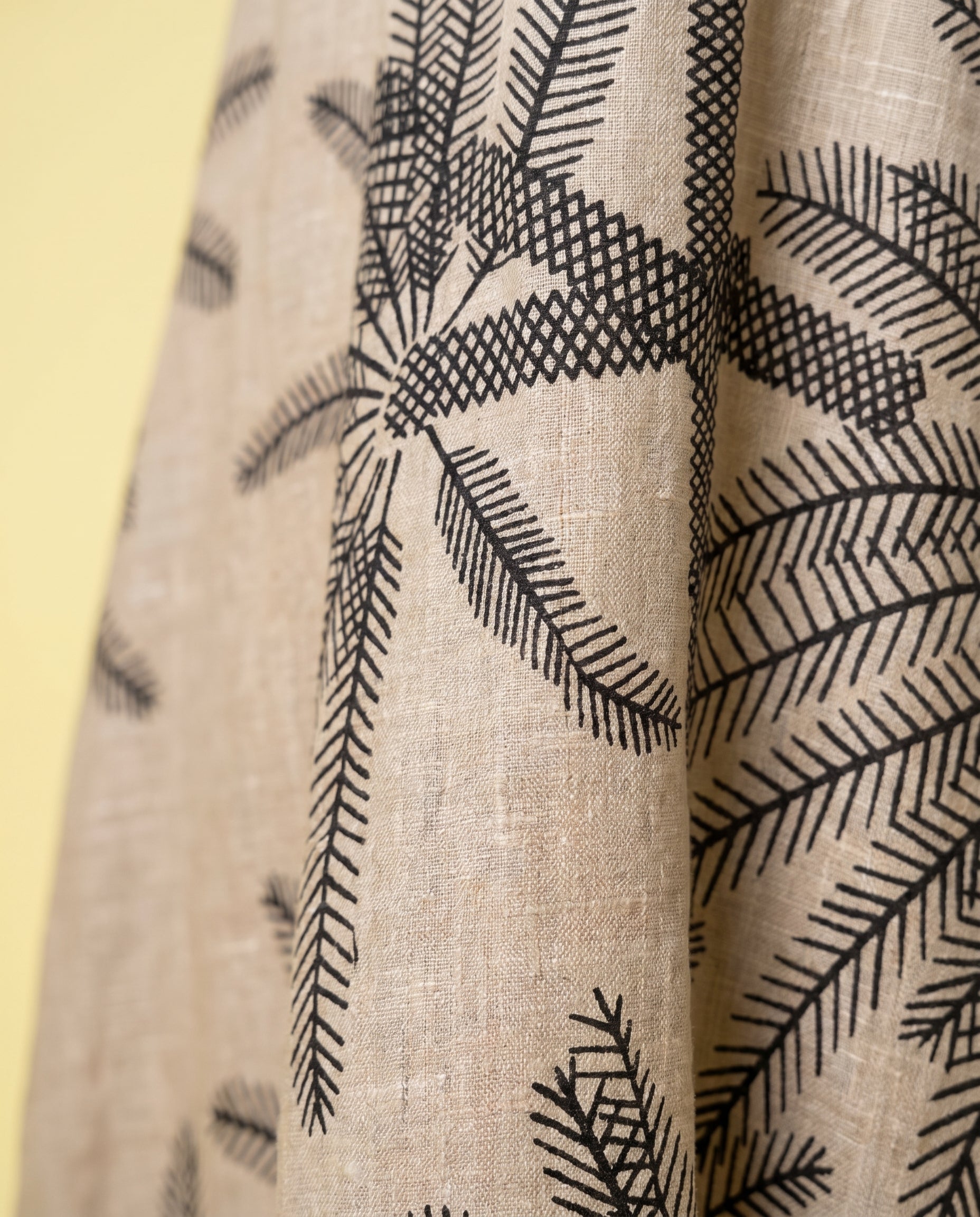 Abito lungo smanicato beige con stampa palme nere Lokita
