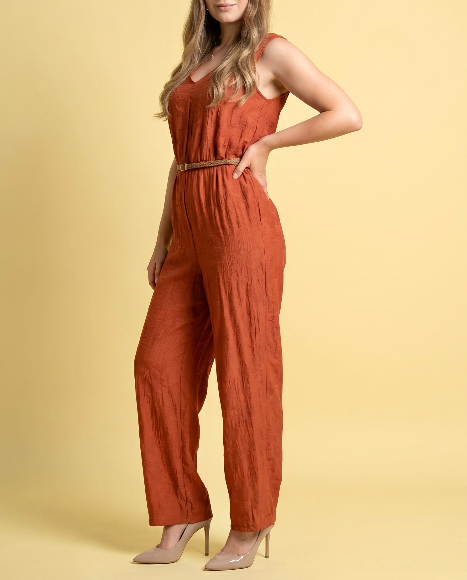 Tuta lunga terracotta con cintura intrecciata e scollo profondo sul retro
