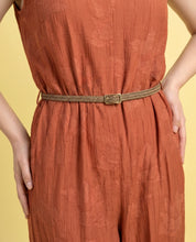 Tuta lunga terracotta con cintura intrecciata e scollo profondo sul retro