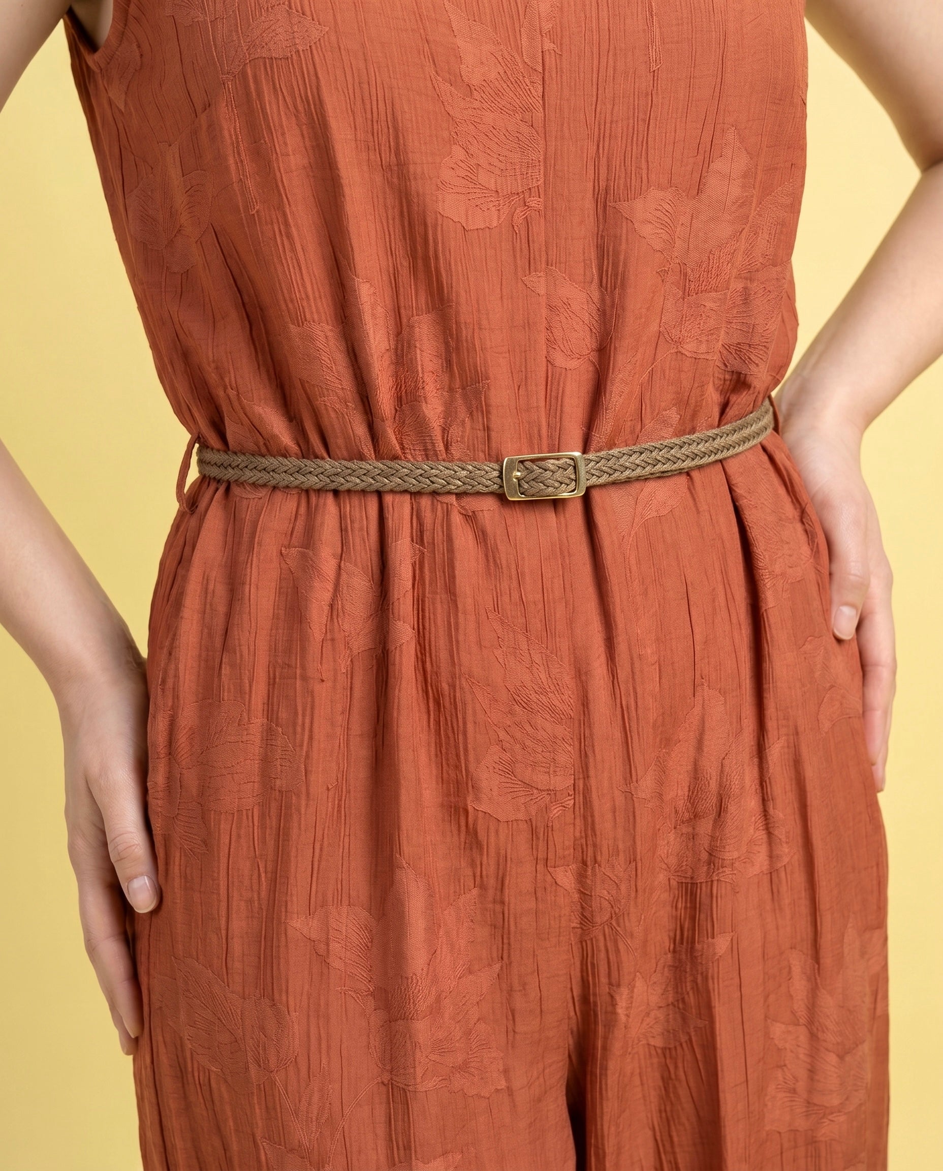 Tuta lunga terracotta con cintura intrecciata e scollo profondo sul retro