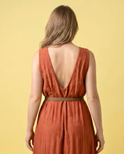 Tuta lunga terracotta con cintura intrecciata e scollo profondo sul retro