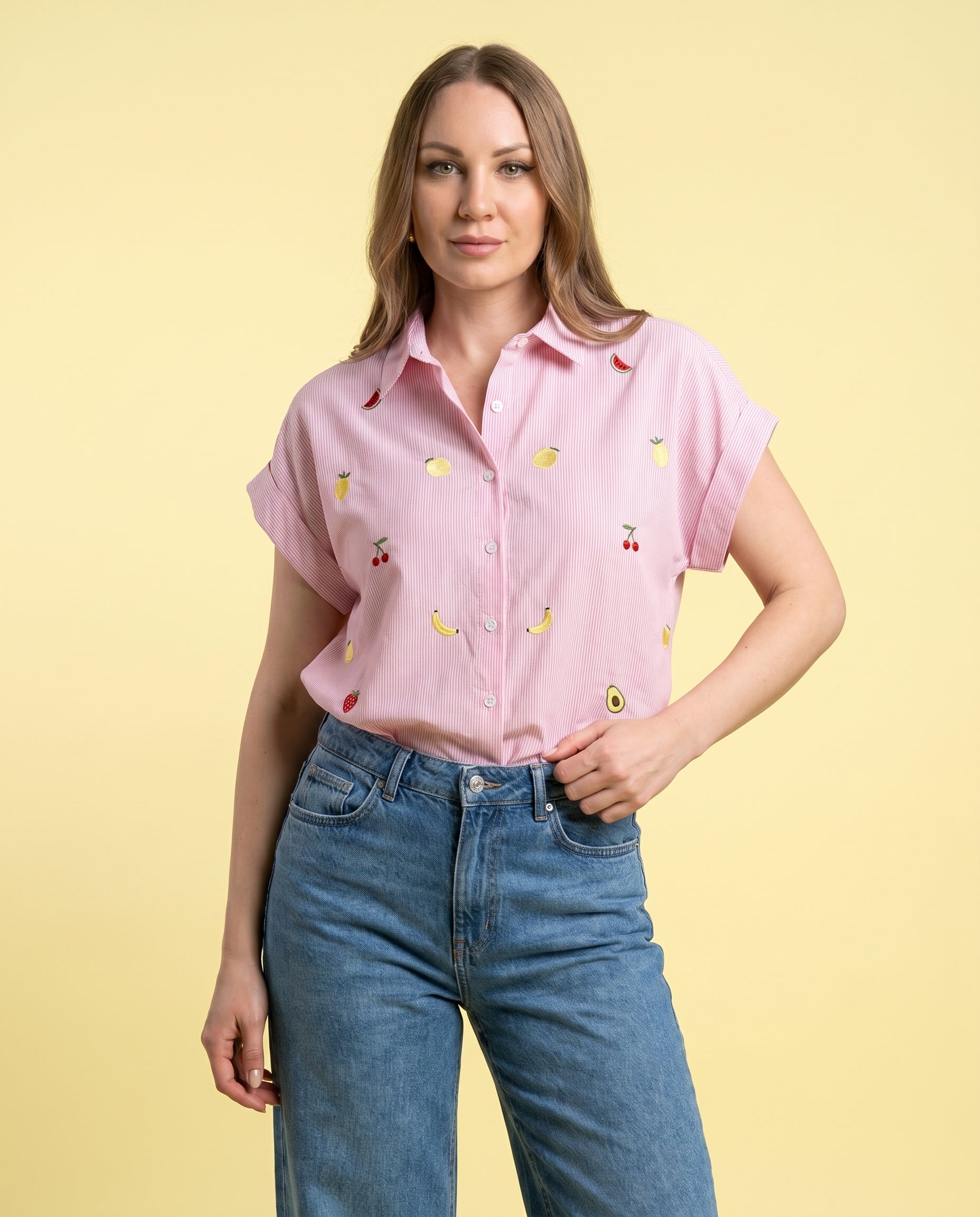 Camicia rosa pastello a righe con ricami frutta