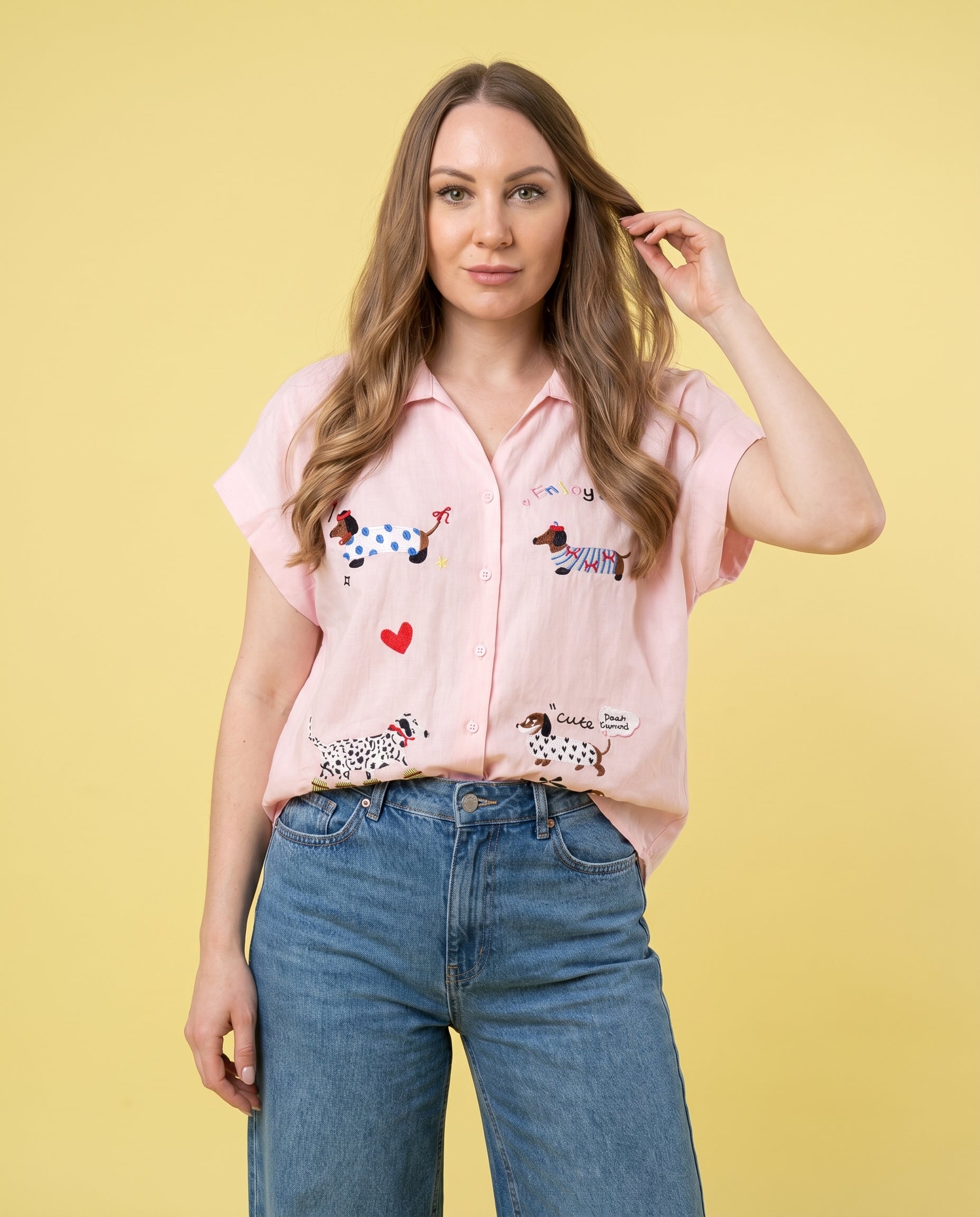 Camicia rosa pastello con ricami bassotti e scritte