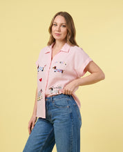 Camicia rosa pastello con ricami bassotti e scritte