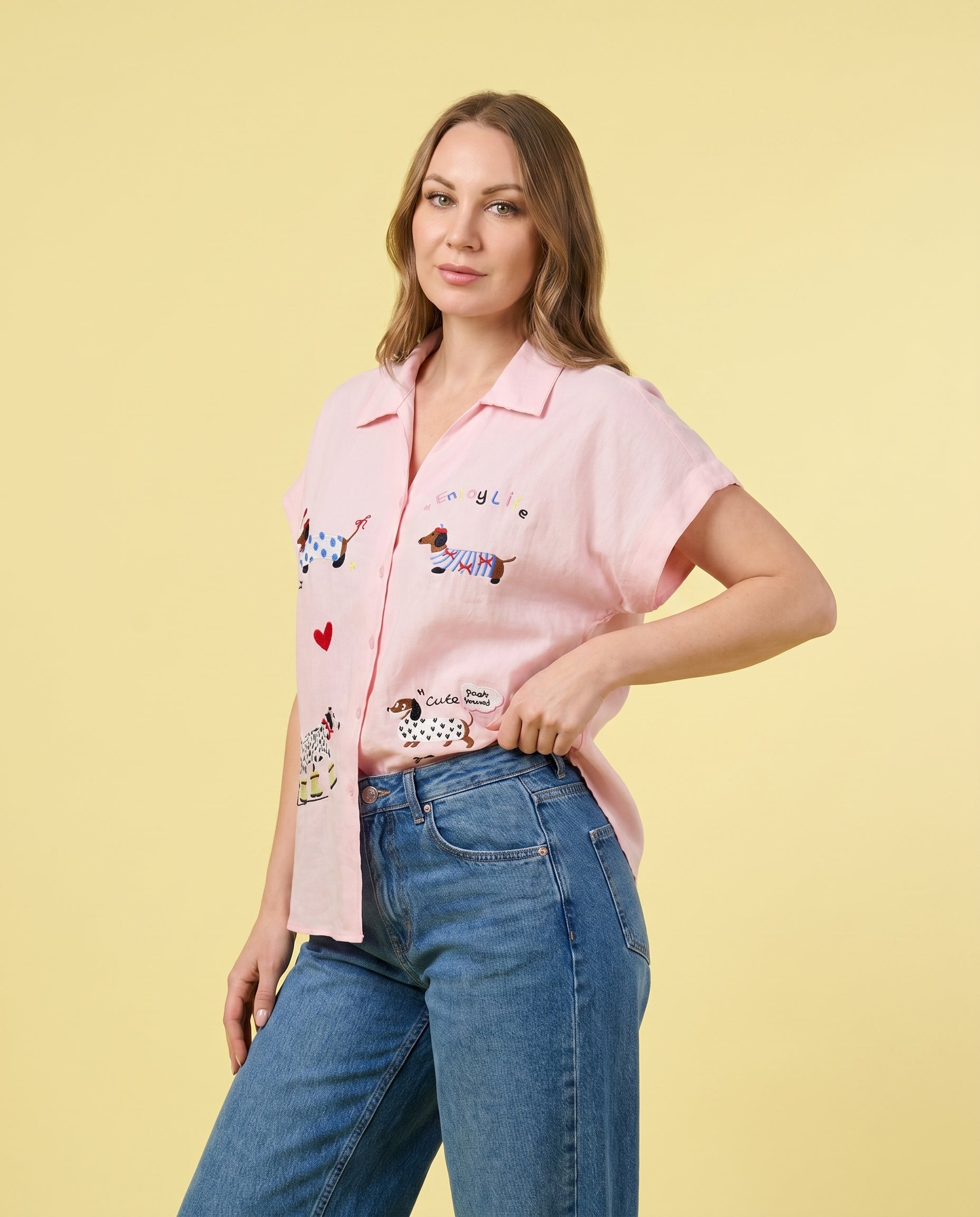 Camicia rosa pastello con ricami bassotti e scritte