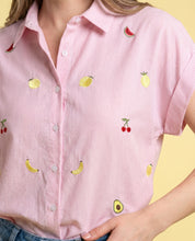 Camicia rosa pastello a righe con ricami frutta