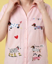 Camicia rosa pastello con ricami bassotti e scritte