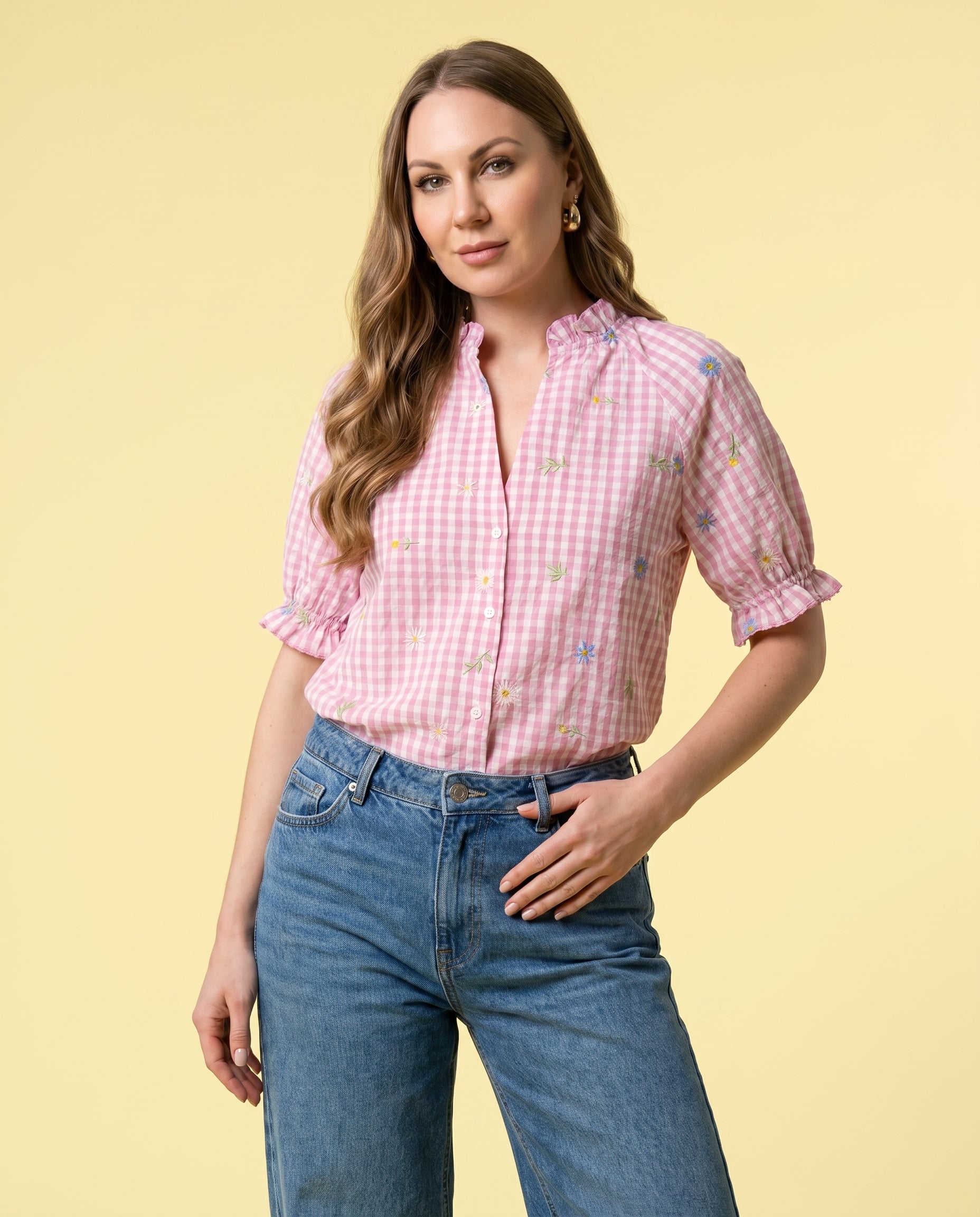 Camicia rosa pastello a quadretti con ricami floreali
