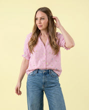 Camicia rosa pastello a quadretti con ricami floreali