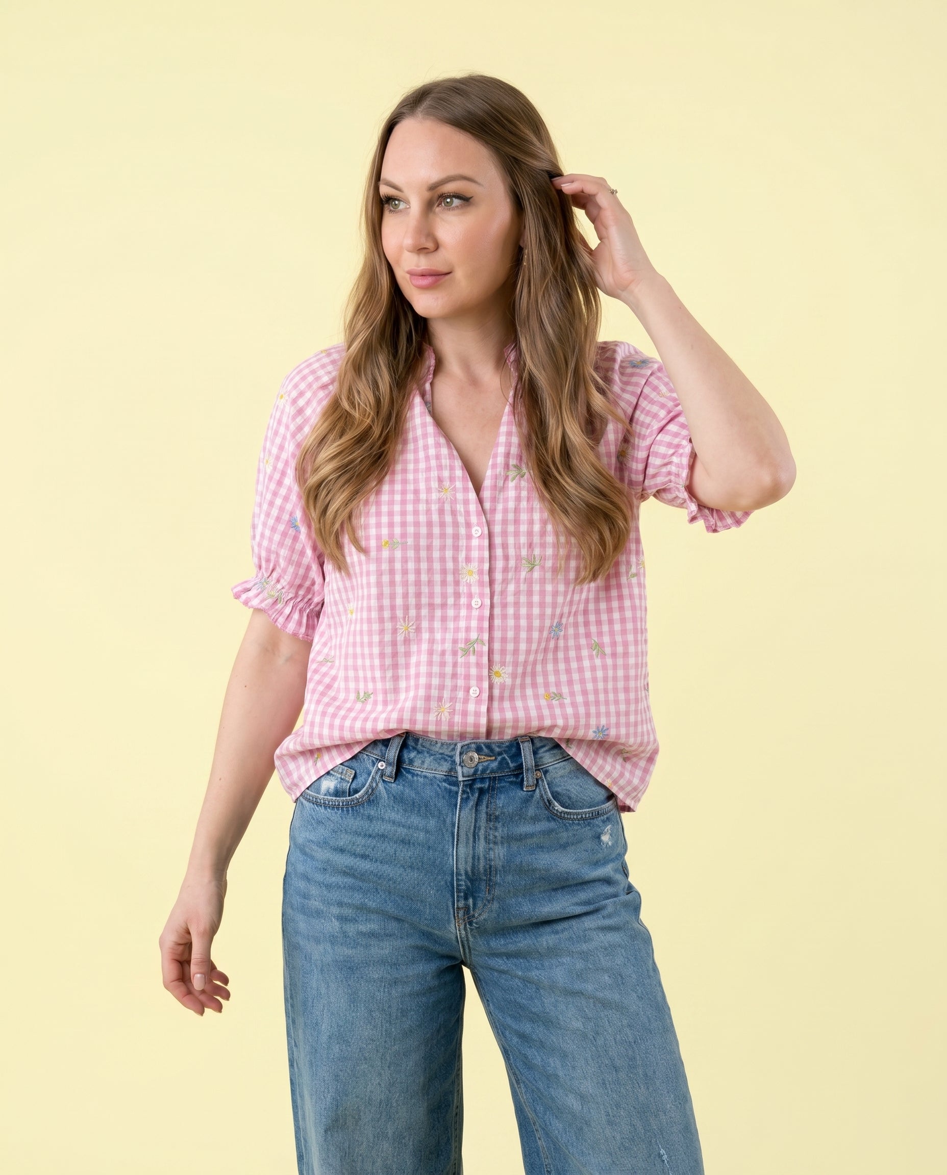 Camicia rosa pastello a quadretti con ricami floreali