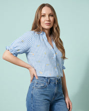 Camicia azzurra a quadretti con ricami floreali
