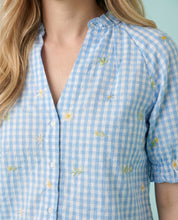 Camicia azzurra a quadretti con ricami floreali