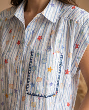Camicia azzurra a righe con fantasia marina