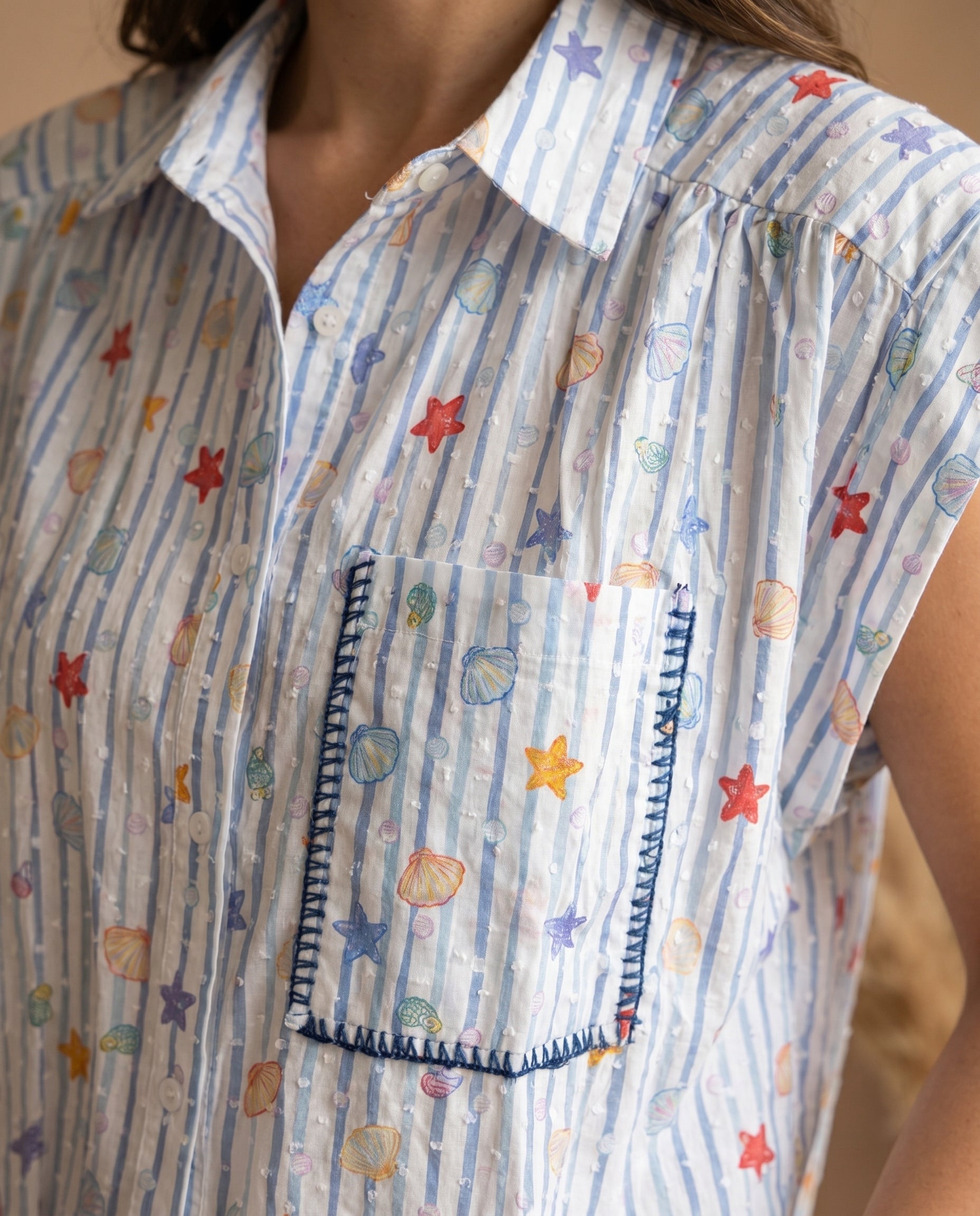 Camicia azzurra a righe con fantasia marina