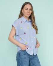 Camicia azzurra a righe con ricami frutta
