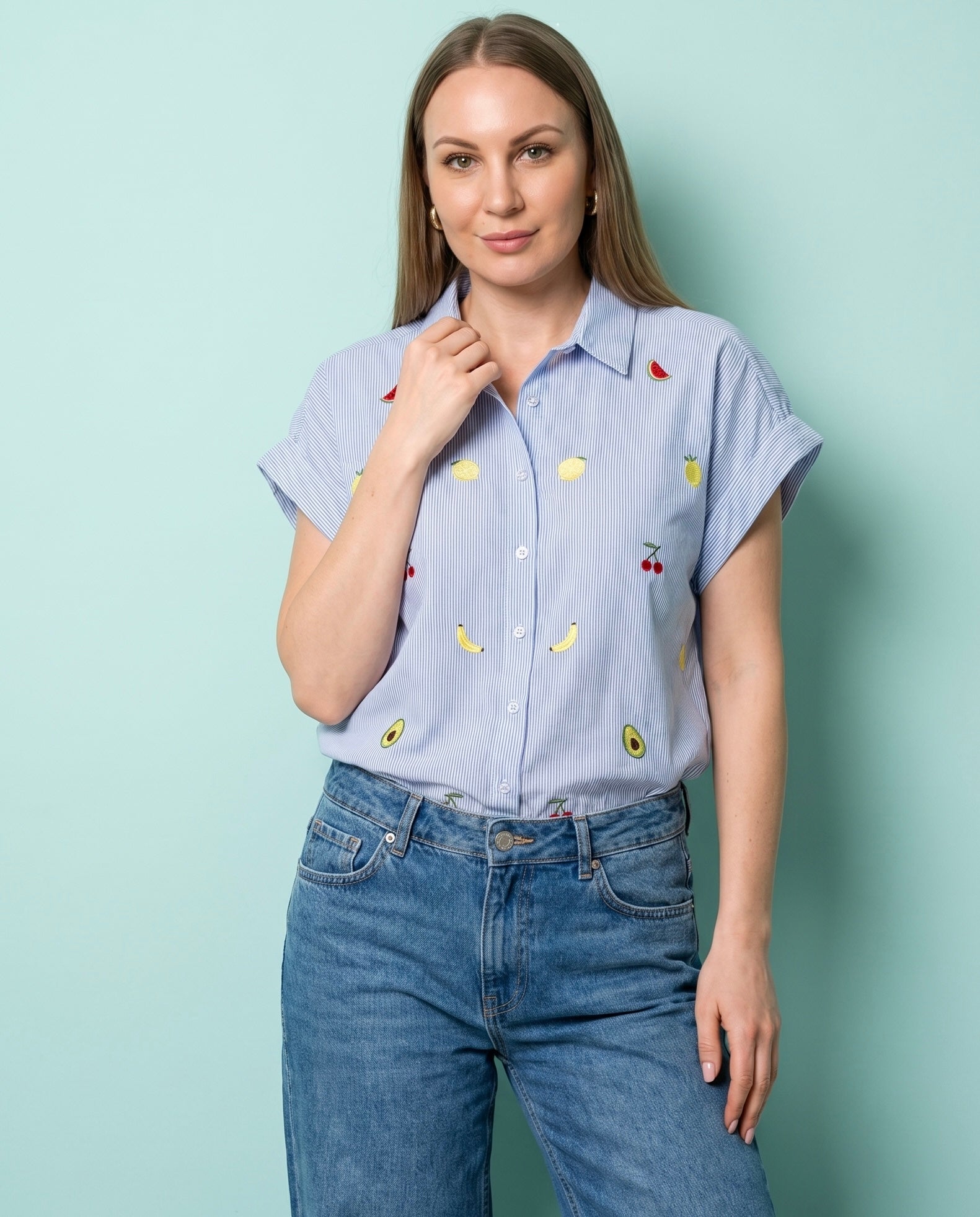 Camicia azzurra a righe con ricami frutta