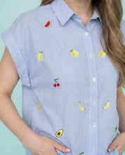 Camicia azzurra a righe con ricami frutta