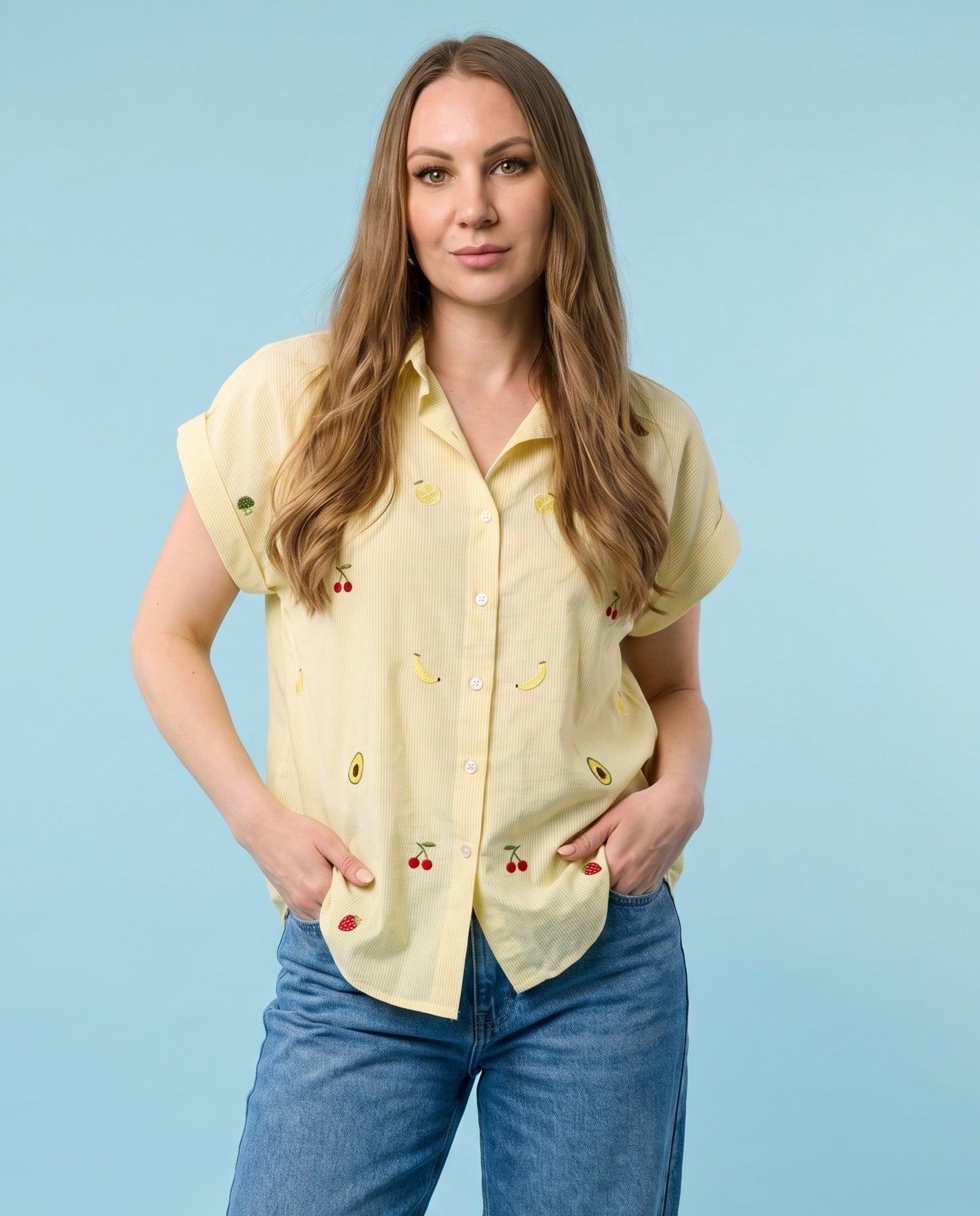 Camicia giallo pastello a righe con ricami frutta