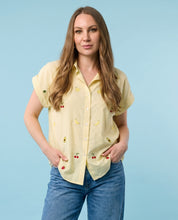 Camicia giallo pastello a righe con ricami frutta