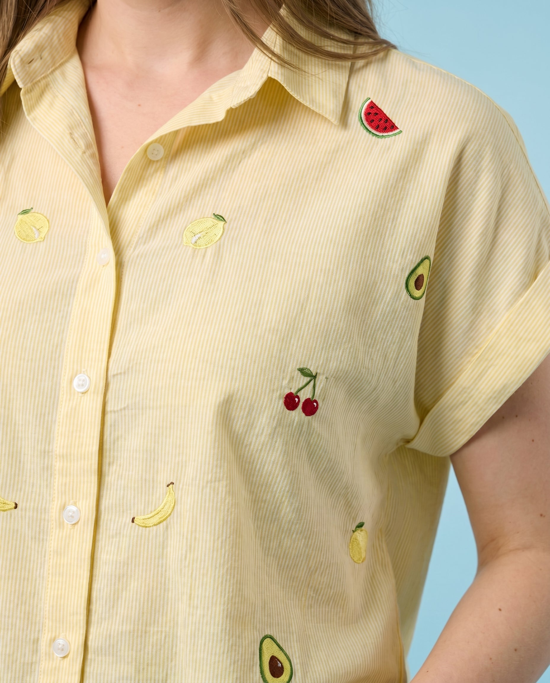 Camicia giallo pastello a righe con ricami frutta