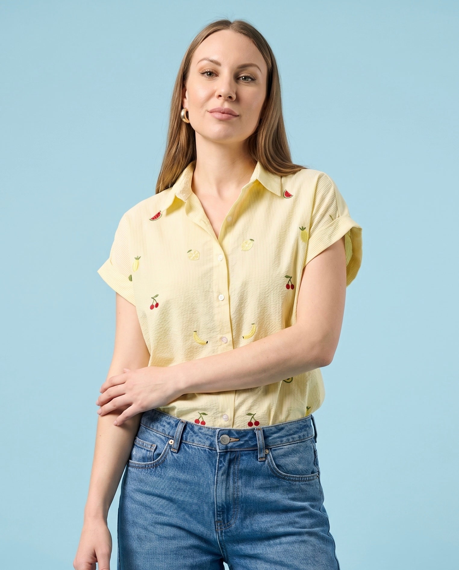 Camicia giallo pastello a righe con ricami frutta