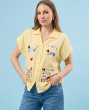 Camicia giallo pastello con ricami bassotti e scritte