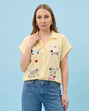Camicia giallo pastello con ricami bassotti e scritte
