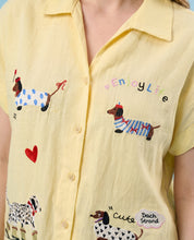 Camicia giallo pastello con ricami bassotti e scritte