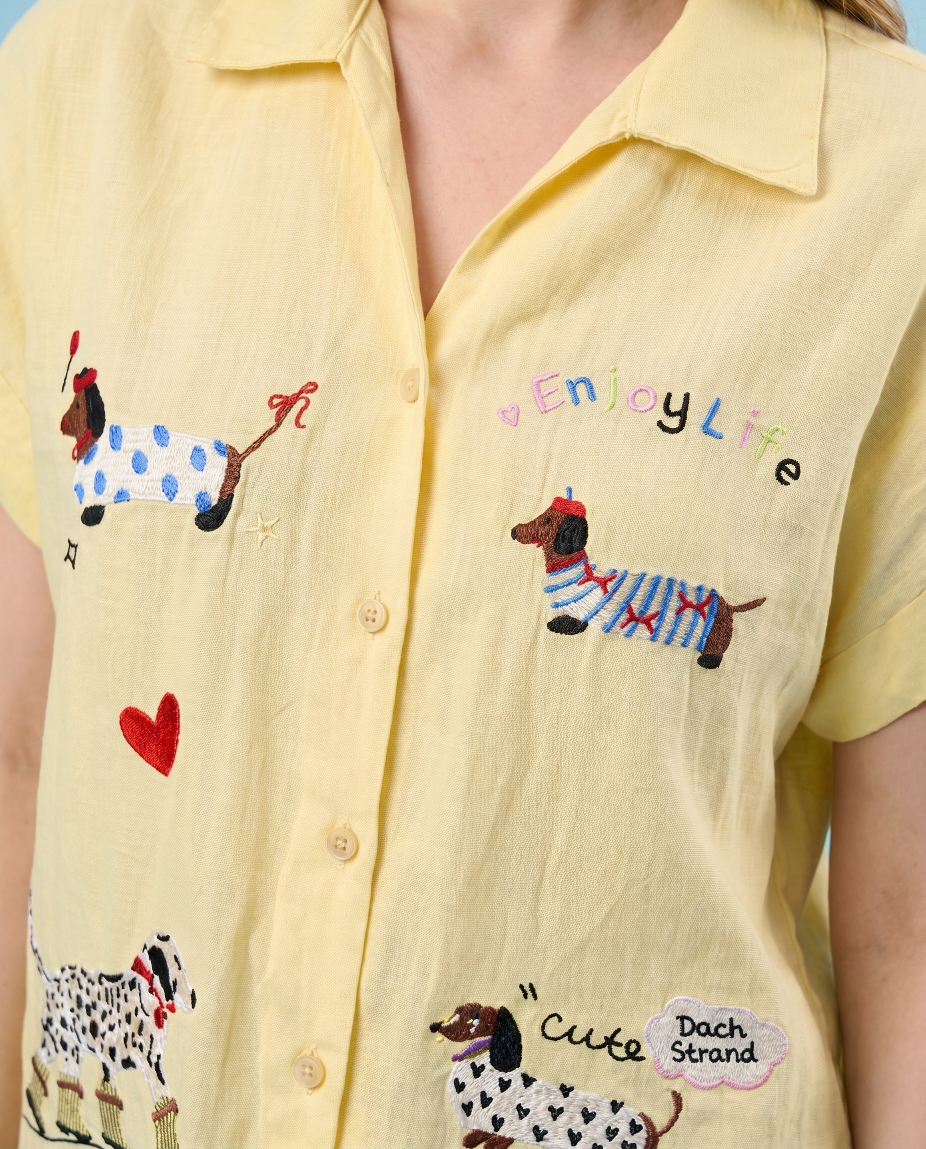 Camicia giallo pastello con ricami bassotti e scritte