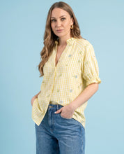 Camicia giallo pastello a quadretti con ricami floreali