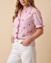 Camicia rosa con ricami ciliegie