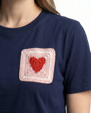 T-shirt con patch cuore ricamato