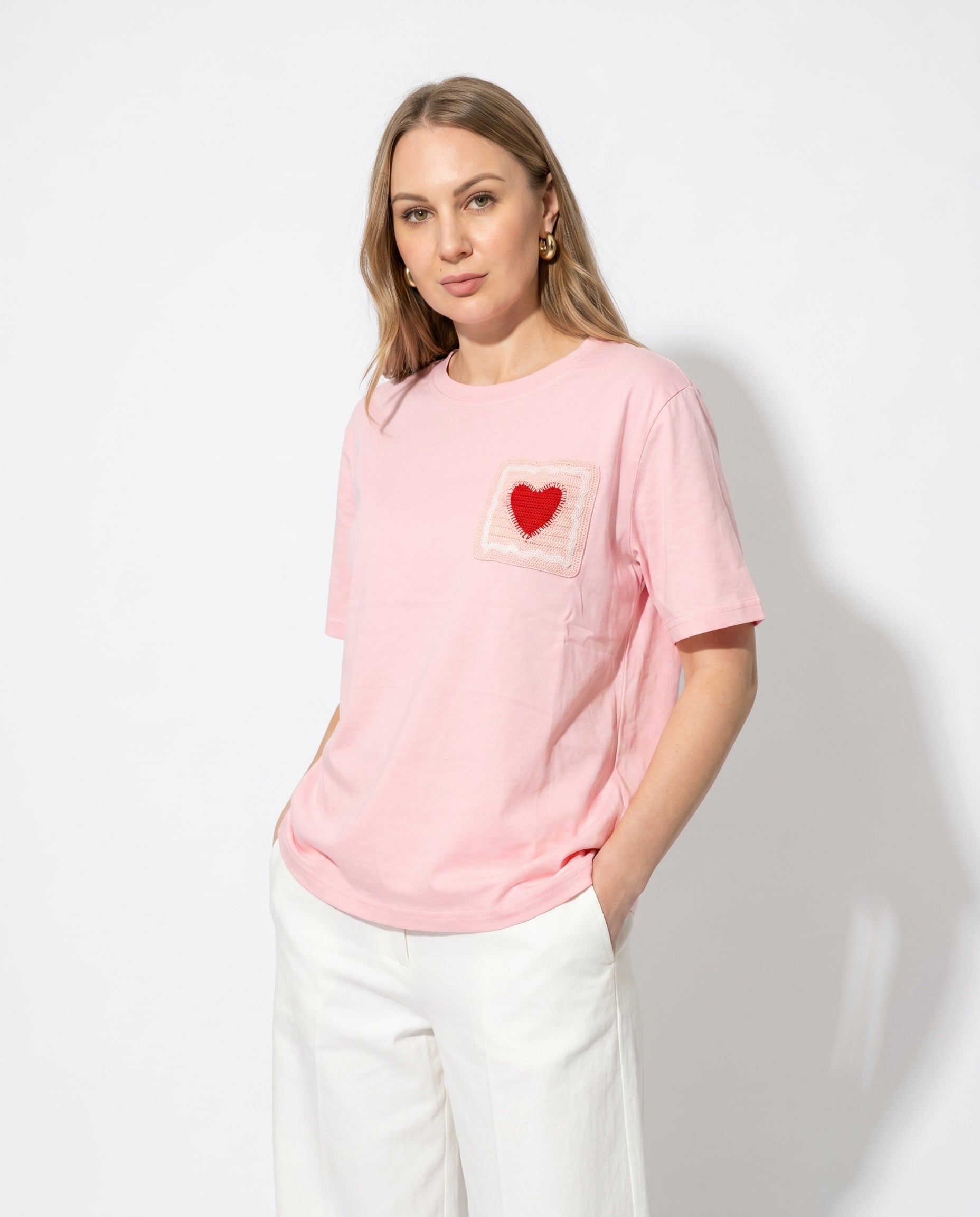 T-shirt con patch cuore ricamato