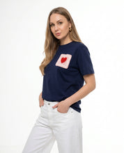 T-shirt con patch cuore ricamato