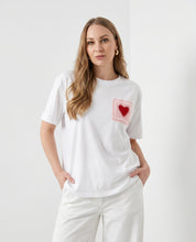 T-shirt con patch cuore ricamato